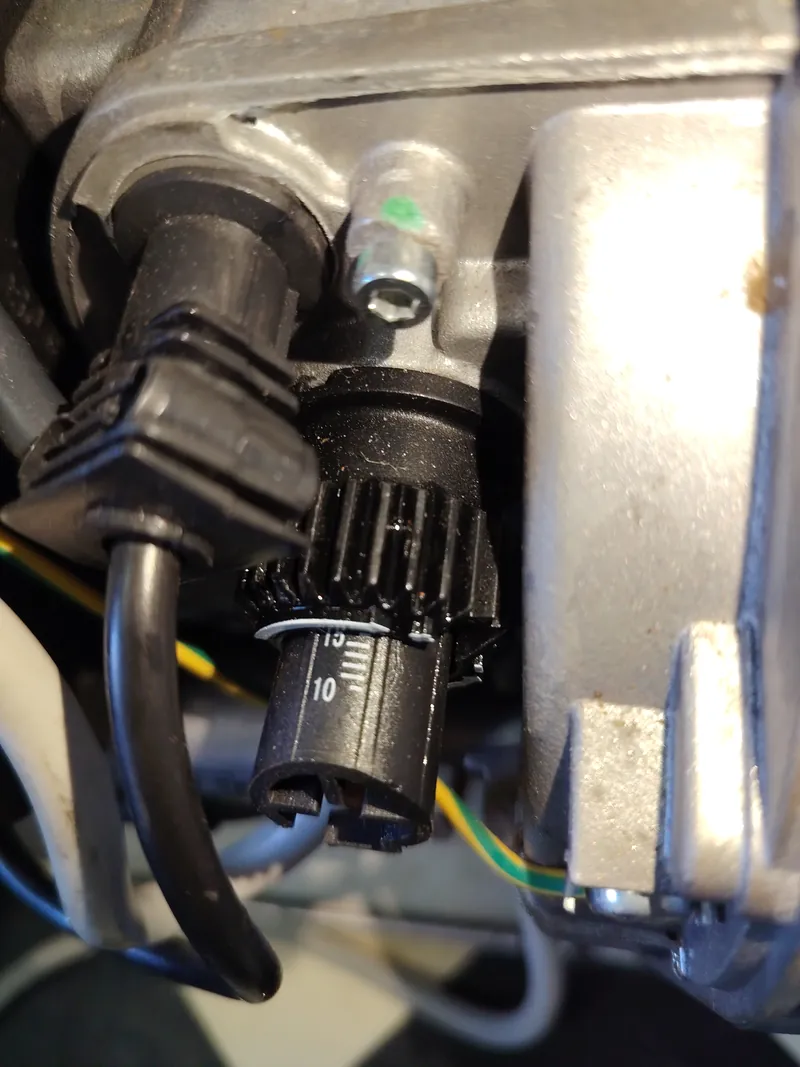 Air damper adjustment scale on a Riello RDB oil burner, set between 10 and 15