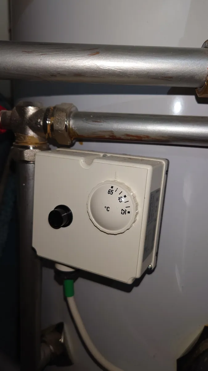 Cylinder thermostat control on an unvented cylinder